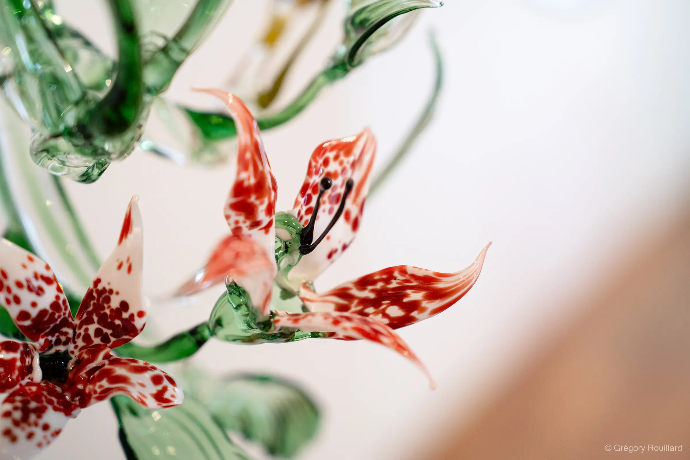 Détail d’une fleur en verre façonnée par Julie Legrand