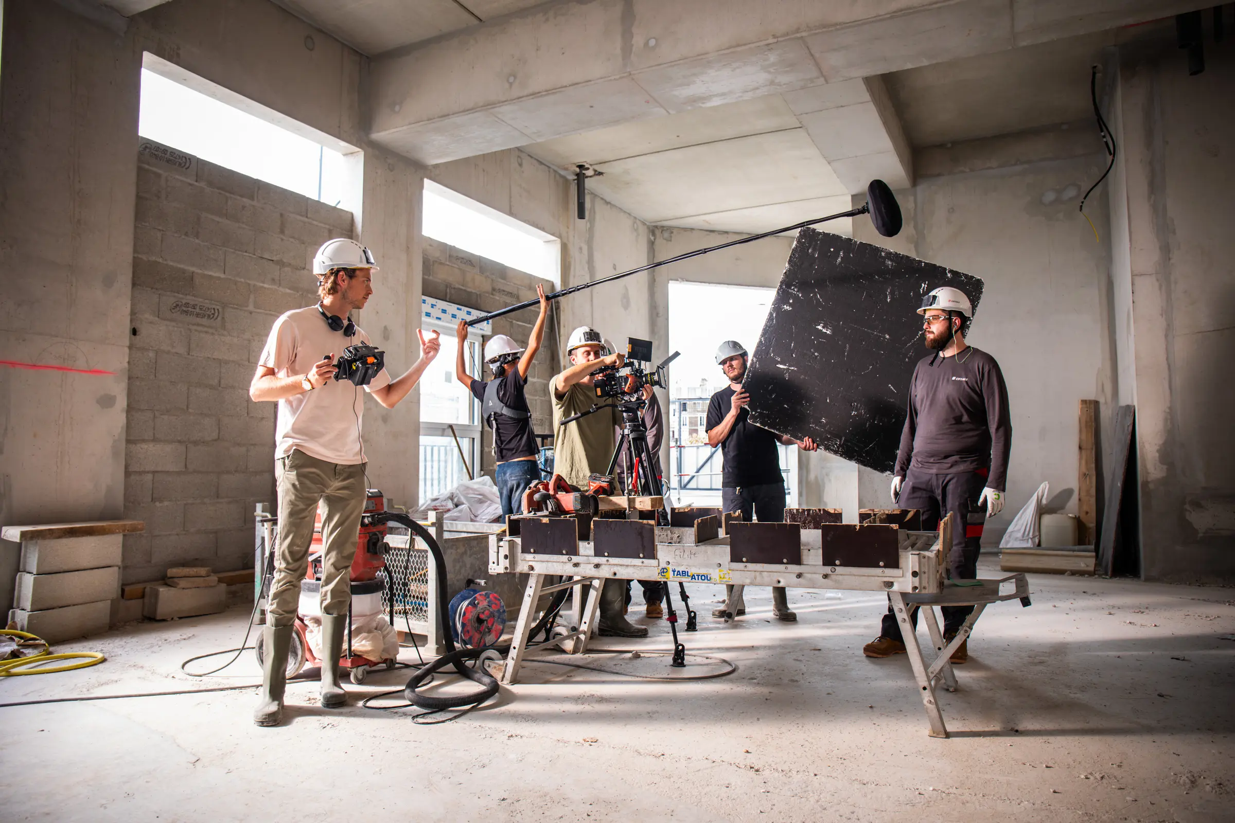 Équipe de tournage sur un chantier Eiffage Construction